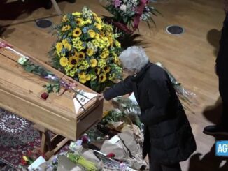 Addio a Ornella Vanoni, folla al Piccolo Teatro Grassi