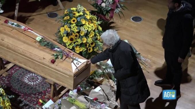 Addio a Ornella Vanoni, folla al Piccolo Teatro Grassi
