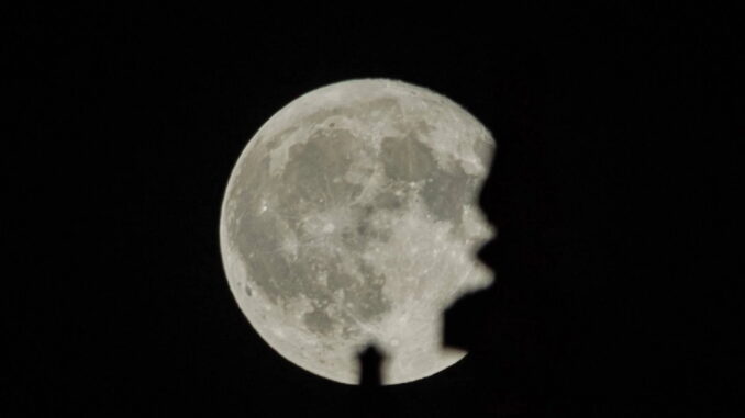 Superluna di dicembre illumina il cielo con intensità unica