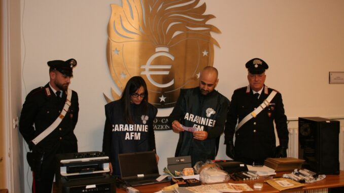 Colpo ai falsari: smantellata stamperia e arrestato un uomo