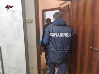 Smantellata rete che inviava migliaia di sms‑truffa al giorno