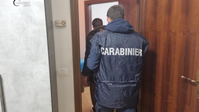 Smantellata rete che inviava migliaia di sms‑truffa al giorno