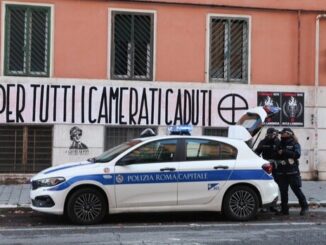Tensioni e scontri ad Acca Larentia a Roma durante memoria