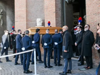 Valentino: l’addio a Roma tra lacrime, stelle e rosso eterno