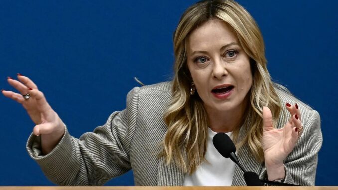 Intelligenza artificiale spoglia Giorgia Meloni in foto scandalose