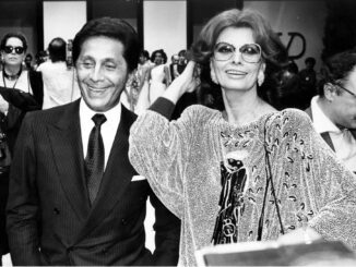 Valentino celebra le sue muse e scolpisce l’eleganza eterna