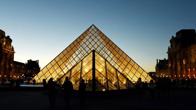 La direttrice del Louvre si dimette dopo scandali