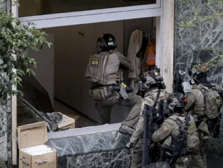 Napoli, rapina in banca con 25 ostaggi