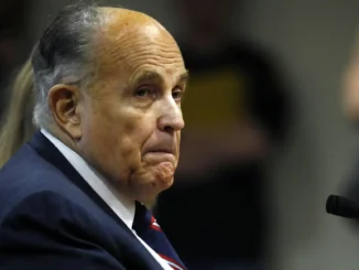 Giuliani lotta tra la vita e la morte in Florida per Trump